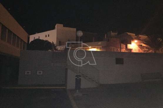  El parquin de Urgencias del Centro de Salud de El Calero, a oscuras (Foto TA)