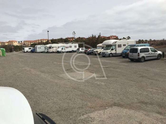 Caravanas estacionadas en el parquin de Hoya del Pozo/TA