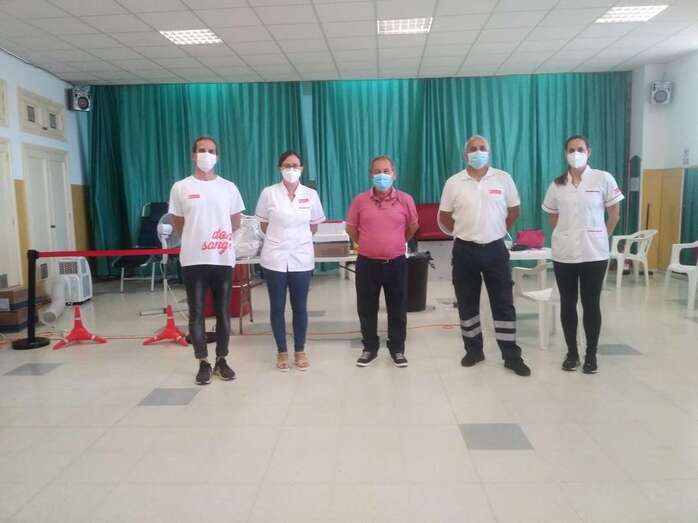 Personal del ICHH con miembros del colectivo vecinal Punto y Seguido, ayer lunes/TA.