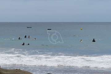 Quejas de los surferos de Salinetas por prohibirles usar la playa estos días de oleaje/TA y Antonjio Rico.