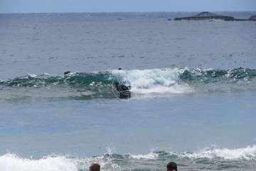 Quejas de los surferos de Salinetas por prohibirles usar la playa estos días de oleaje/TA y Antonjio Rico.