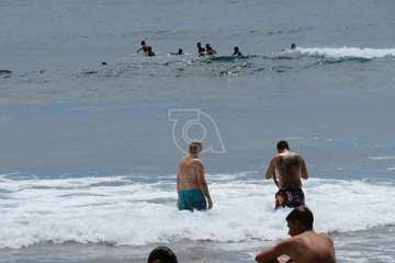 Quejas de los surferos de Salinetas por prohibirles usar la playa estos días de oleaje/TA y Antonjio Rico.