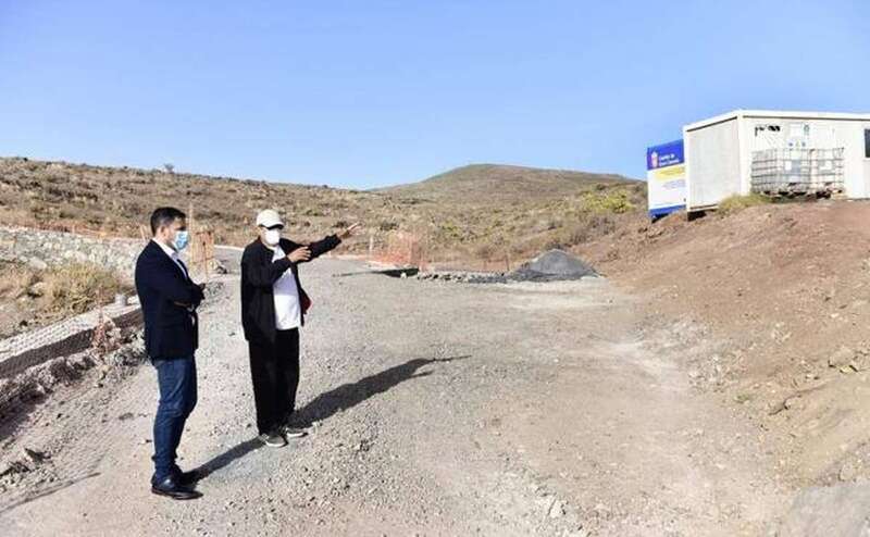 El alcalde a la izquierda, atiende a las explicaciones del líder vecinal/Arcadio Suárez/C7.