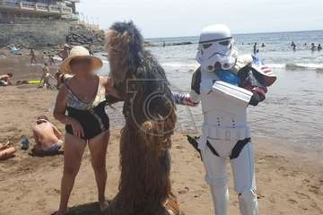 Niños y mayores posaron sobre la arena de la playa de Salinetas con los personajes de la famosa película/TA.