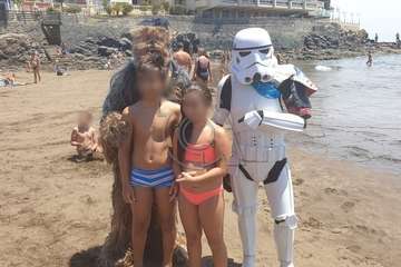 Niños y mayores posaron sobre la arena de la playa de Salinetas con los personajes de la famosa película/TA.