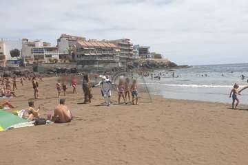 Niños y mayores posaron sobre la arena de la playa de Salinetas con los personajes de la famosa película/TA.