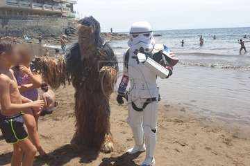 Niños y mayores posaron sobre la arena de la playa de Salinetas con los personajes de la famosa película/TA.