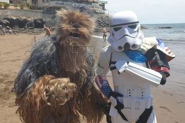 Niños y mayores posaron sobre la arena de la playa de Salinetas con los personajes de la famosa película/TA.