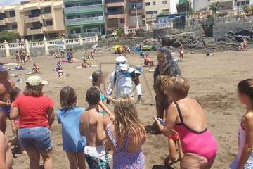 Niños y mayores posaron sobre la arena de la playa de Salinetas con los personajes de la famosa película/TA.
