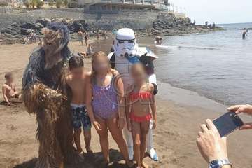 Niños y mayores posaron sobre la arena de la playa de Salinetas con los personajes de la famosa película/TA.