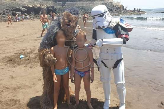 Niños y mayores posaron sobre la arena de la playa de Salinetas con los personajes de la famosa película/TA.