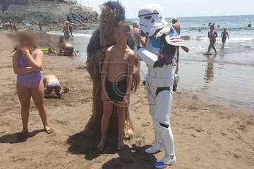 Niños y mayores posaron sobre la arena de la playa de Salinetas con los personajes de la famosa película/TA.