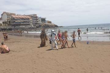 Niños y mayores posaron sobre la arena de la playa de Salinetas con los personajes de la famosa película/TA.