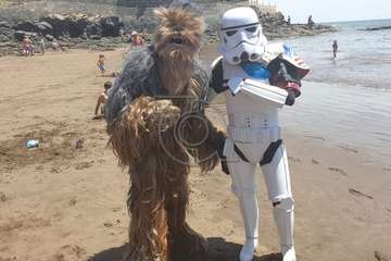 Niños y mayores posaron sobre la arena de la playa de Salinetas con los personajes de la famosa película/TA.