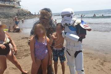Niños y mayores posaron sobre la arena de la playa de Salinetas con los personajes de la famosa película/TA.