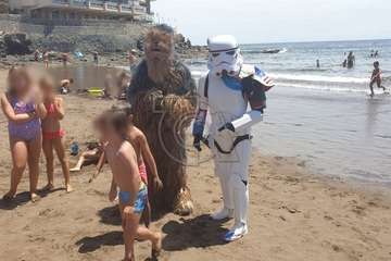Niños y mayores posaron sobre la arena de la playa de Salinetas con los personajes de la famosa película/TA.