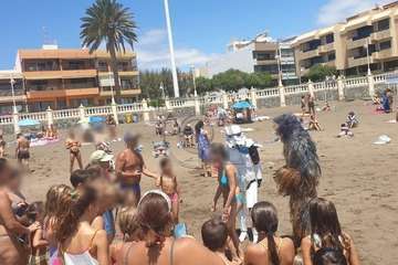 Niños y mayores posaron sobre la arena de la playa de Salinetas con los personajes de la famosa película/TA.