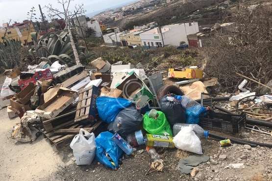 Malestar en Caserones Altos por la retirada del punto de recogida cerca de la plaza/TA.