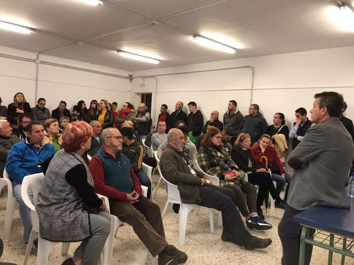 Imagen de archivo de la asamblea vecinal celebrada en el antiguo colegio de La Solana en enero pasado/TA.