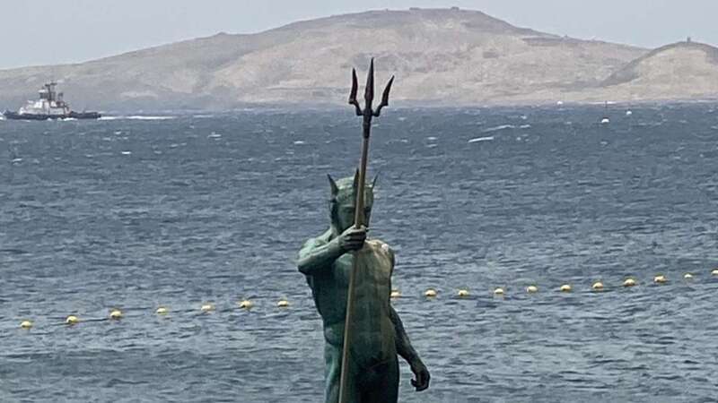 Neptuno saliendo del mar en la playa de Melenara en Telde/Foto de Paco Molina publicada por La Vanguardia.