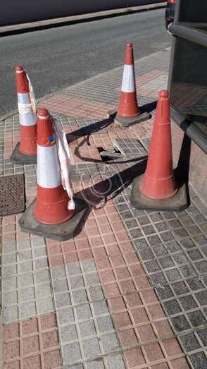 Aceras levantadas en la calle de Profesor Pedro Blanco/TA.