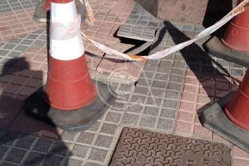 Baldosas rotas en Los Picachos, blanco abonado para caídas/TA.