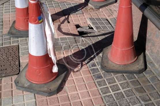 Baldosas rotas en Los Picachos, blanco abonado para caídas/TA.