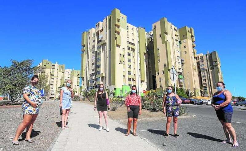 Seis de las 11 mujeres afectadas al no contar con suministro de agua en sus casas, una de ellas embarazada de mellizos, posan en Jinámar/Cober/C7.