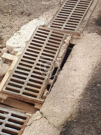 Rejilla de aguas en mal estado en la calle de El sorondongo, en Lomo Cementerio/TA.