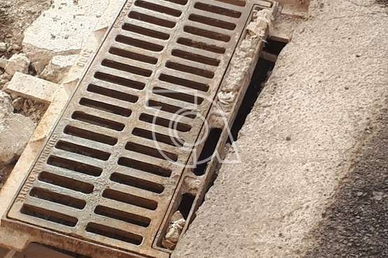 Una rejilla en mal estado da el 'sorondongo' en Lomo Cementerio/TA.