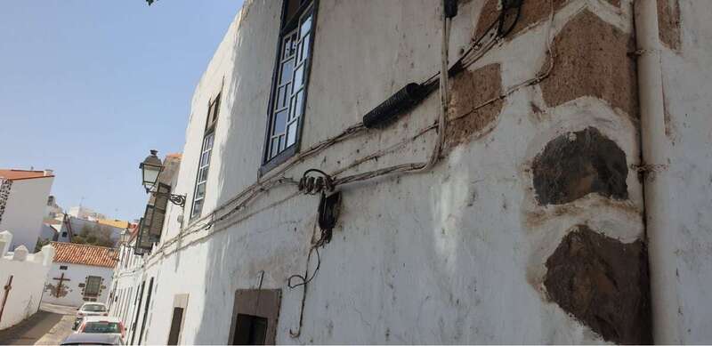 El cableado eléctrico afea las fachadas de este emblemático barrio (Foto TA)