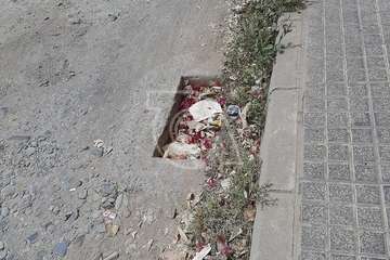 La calle de Santiago de Compostela espera por el anunciado asfaltado/TA.