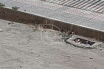 La calle de Santiago de Compostela espera por el anunciado asfaltado/TA.