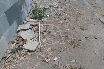 La calle de Santiago de Compostela espera por el anunciado asfaltado/TA.