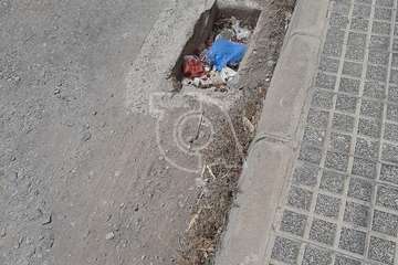 La calle de Santiago de Compostela espera por el anunciado asfaltado/TA.