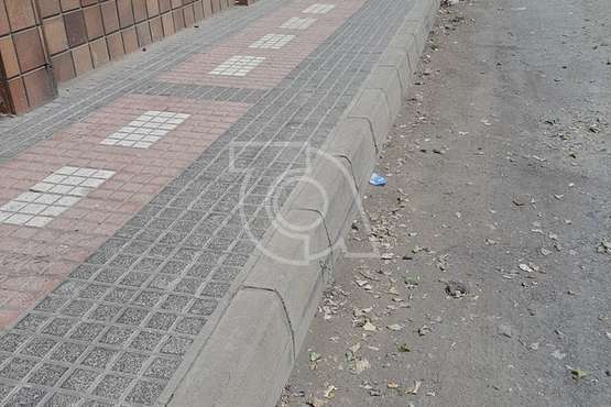 La calle de Santiago de Compostela espera por el anunciado asfaltado/TA.