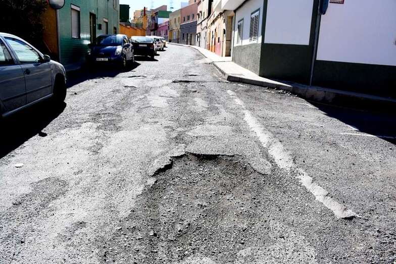 Los baches están presentes en todas las calles de Lomo Bristol (Foto Antonio Alí)