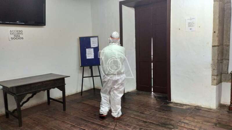 Imagen de las labores de desinfección de El Casino de Telde