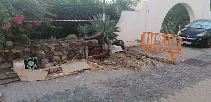 Residuos en la calle de Bailadero tras el rodaje/TA.