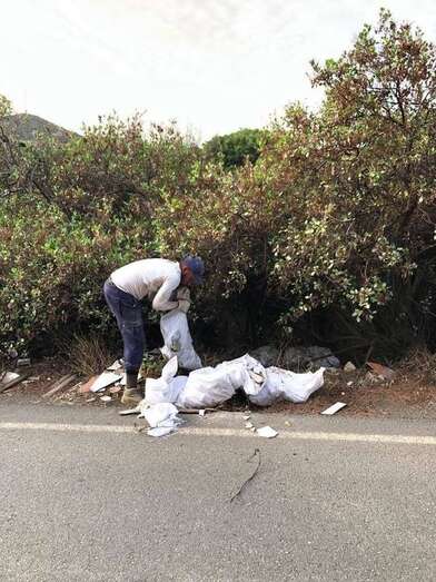 Retirada de escombros y basura de la cuneta de la vía de acceso al barrio/TA.