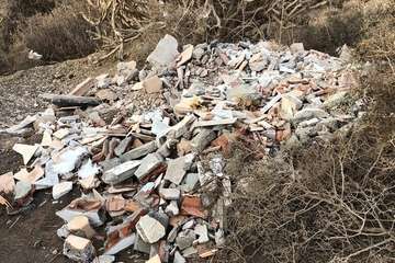 Lomo Blanco limpia las cunetas del acceso por la zona industrial de Maipez/TA.