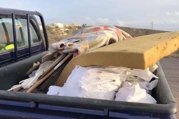 Lomo Blanco limpia las cunetas del acceso por la zona industrial de Maipez/TA.