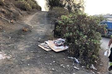 Lomo Blanco limpia las cunetas del acceso por la zona industrial de Maipez/TA.