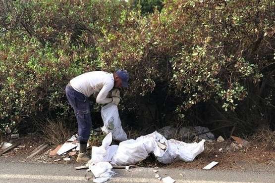 Lomo Blanco limpia las cunetas del acceso por la zona industrial de Maipez/TA.