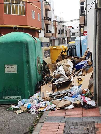 Basura fuera de los contenedores en la calle de Galileo Galilei/TA.