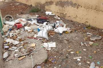 Estercolero en una céntrica calle de Telde/TA.