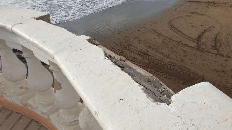 La balaustrada del mirador se ha resquebrajado (Foto TA)