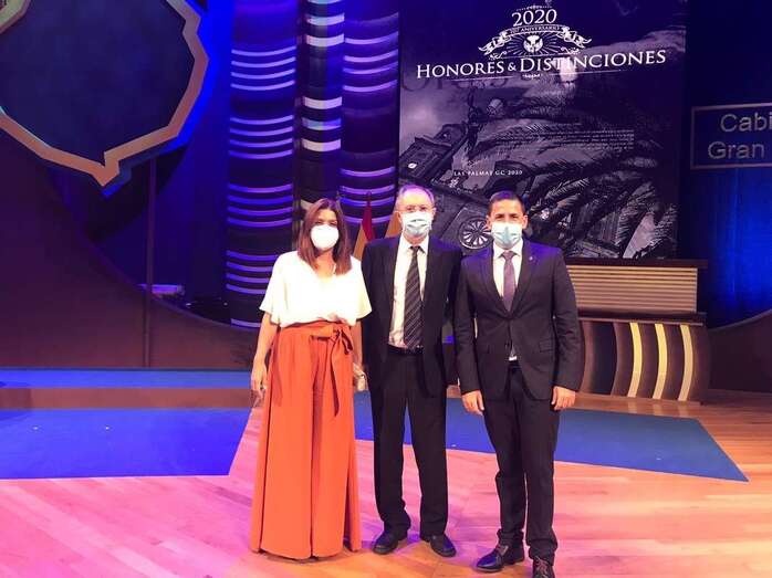 Antonio Cejudo con el alcalde y la vicealcaldesa de Telde, en el acto de entrega de Honores y Distinciones celebrado esta semana/TA.