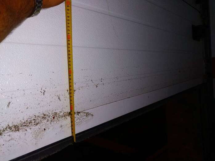 El vertido alcanzó los 20 centímetros de altura en el interior del garaje de un vecino (Foto TA)