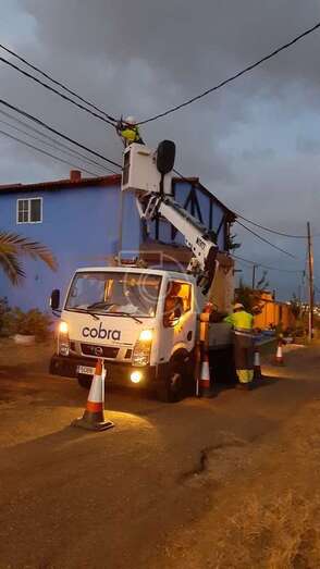 Los vecinos agradecen a los operarios de la empresa Cobra por haberles restablecido el suministro (Foto TA)